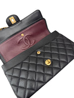 将图片加载到图库查看器，Black quilted handbag with gold hardware and a visible Chanel logo on a white background
