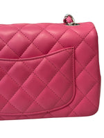 将图片加载到图库查看器，Pink quilted handbag on a white background
