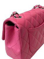 将图片加载到图库查看器，Close-up of a pink quilted handbag with a silver clasp on a white background
