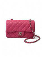 将图片加载到图库查看器，Pink quilted handbag with chain strap on a white background
