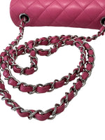 将图片加载到图库查看器，Pink handbag with a chain strap on a white background
