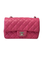 将图片加载到图库查看器，Pink quilted handbag with Chanel logo on a white background
