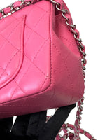 将图片加载到图库查看器，Close-up of a pink quilted handbag with a chain strap on a white background

