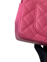 将图片加载到图库查看器，Close-up of a pink quilted handbag on a white background
