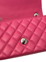 将图片加载到图库查看器，Close-up of a pink quilted handbag with a silver clasp.

