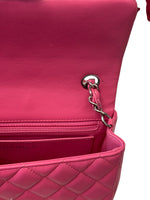 将图片加载到图库查看器，Close-up of a pink handbag with a chain detail on a white background

