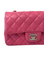 将图片加载到图库查看器，Pink quilted handbag with Chanel logo on a white background
