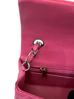 将图片加载到图库查看器，Close-up of a pink handbag with a silver clasp on a white background
