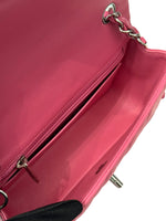 将图片加载到图库查看器，Close-up of a pink handbag with a chain strap on a white background
