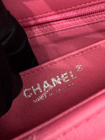 将图片加载到图库查看器，Close-up of a pink Chanel handbag with the brand logo.
