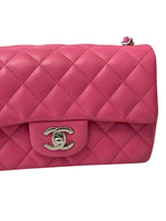 将图片加载到图库查看器，Pink quilted handbag with Chanel logo on a white background

