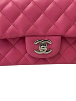 将图片加载到图库查看器，Pink quilted handbag with Chanel logo on a white background
