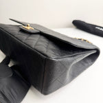 将图片加载到图库查看器，Black quilted handbag with gold hardware on a white surface
