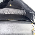 将图片加载到图库查看器，Close-up of a Chanel handbag with a gold chain detail.
