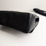 将图片加载到图库查看器，Black quilted leather pouch on a white surface
