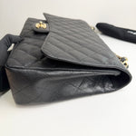 将图片加载到图库查看器，Black quilted handbag with gold hardware on a white surface
