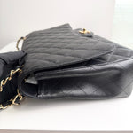 将图片加载到图库查看器，Black quilted handbag with gold chain on a white background
