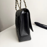 将图片加载到图库查看器，Black quilted handbag with gold chain strap on a white surface
