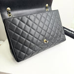 将图片加载到图库查看器，Black quilted handbag with gold hardware on a light gray background
