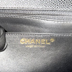 将图片加载到图库查看器，Close-up of a Chanel handbag with gold logo on a textured surface.
