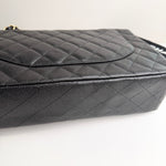 将图片加载到图库查看器，Black quilted handbag on a light gray background
