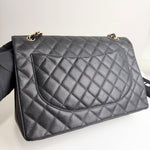 将图片加载到图库查看器，Quilted black handbag on a light gray background
