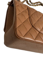 将图片加载到图库查看器，Brown quilted handbag with a gold chain on a white background
