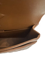 将图片加载到图库查看器，Close-up of a brown leather bag with a white interior
