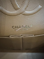 将图片加载到图库查看器，Close-up of a Chanel handbag with quilted design and brand logo.
