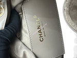 将图片加载到图库查看器，Close-up of a Chanel handbag with visible branding.
