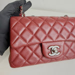 将图片加载到图库查看器，Red quilted handbag with Chanel logo held by a gloved hand on a light background
