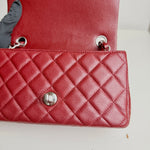 将图片加载到图库查看器，Red quilted handbag with a silver clasp on a light background
