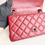 将图片加载到图库查看器，Red quilted handbag with silver hardware held by a person wearing a gray sleeve.

