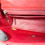 将图片加载到图库查看器，Close-up of a red leather handbag with a zipper
