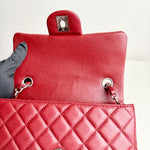 将图片加载到图库查看器，Red quilted handbag with a silver clasp on a light gray background
