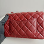 将图片加载到图库查看器，Red quilted handbag on a white surface with a gray background
