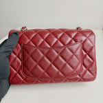 将图片加载到图库查看器，Red quilted handbag on a white surface with a gray background
