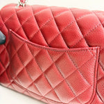 将图片加载到图库查看器，Close-up of a red quilted handbag with a white background
