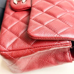 将图片加载到图库查看器，Close-up of a red quilted handbag

