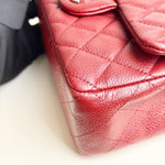 将图片加载到图库查看器，Close-up of a red quilted handbag on a white surface
