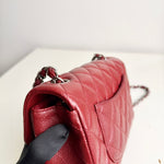 将图片加载到图库查看器，Red quilted handbag with a chain strap on a light background
