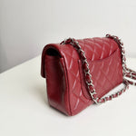 将图片加载到图库查看器，Red quilted handbag with a chain strap on a light background
