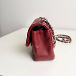 将图片加载到图库查看器，Red handbag with a chain strap on a light background
