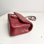 将图片加载到图库查看器，Red quilted handbag with a chain strap on a white surface
