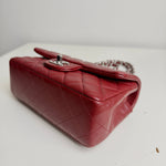 将图片加载到图库查看器，Red quilted handbag on a white surface with a neutral background
