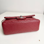 将图片加载到图库查看器，Red quilted handbag on a white background
