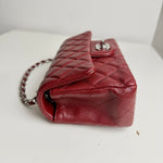将图片加载到图库查看器，Red quilted handbag with a chain strap on a light background
