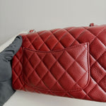将图片加载到图库查看器，Red quilted handbag on a light gray surface
