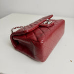 将图片加载到图库查看器，Red quilted handbag on a white surface

