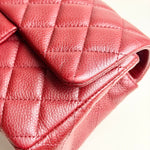 将图片加载到图库查看器，Close-up of a red quilted leather handbag
